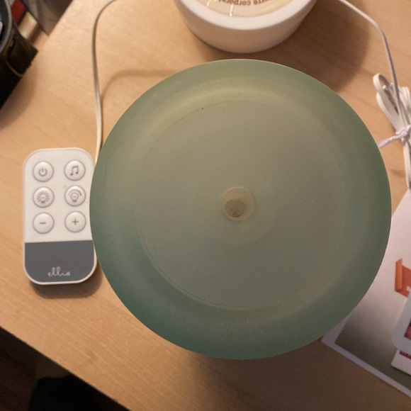 Ellia glass top humidifier barely used - Picture 3 of 6